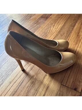 Stuart Weitzman Honey Yellow Patent Leather Pumps Size 6N Classic Designer
